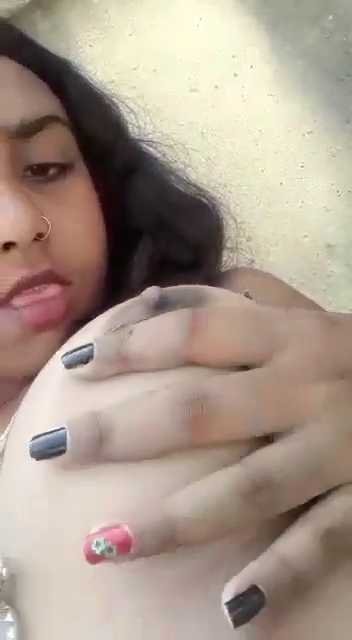 Big boobs desi callgirl fingering her tight chut